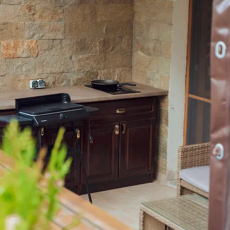 Spacious Stylish With Large Terrace And Amazing View, 5 Min To Gondola & Bar Str Apartment